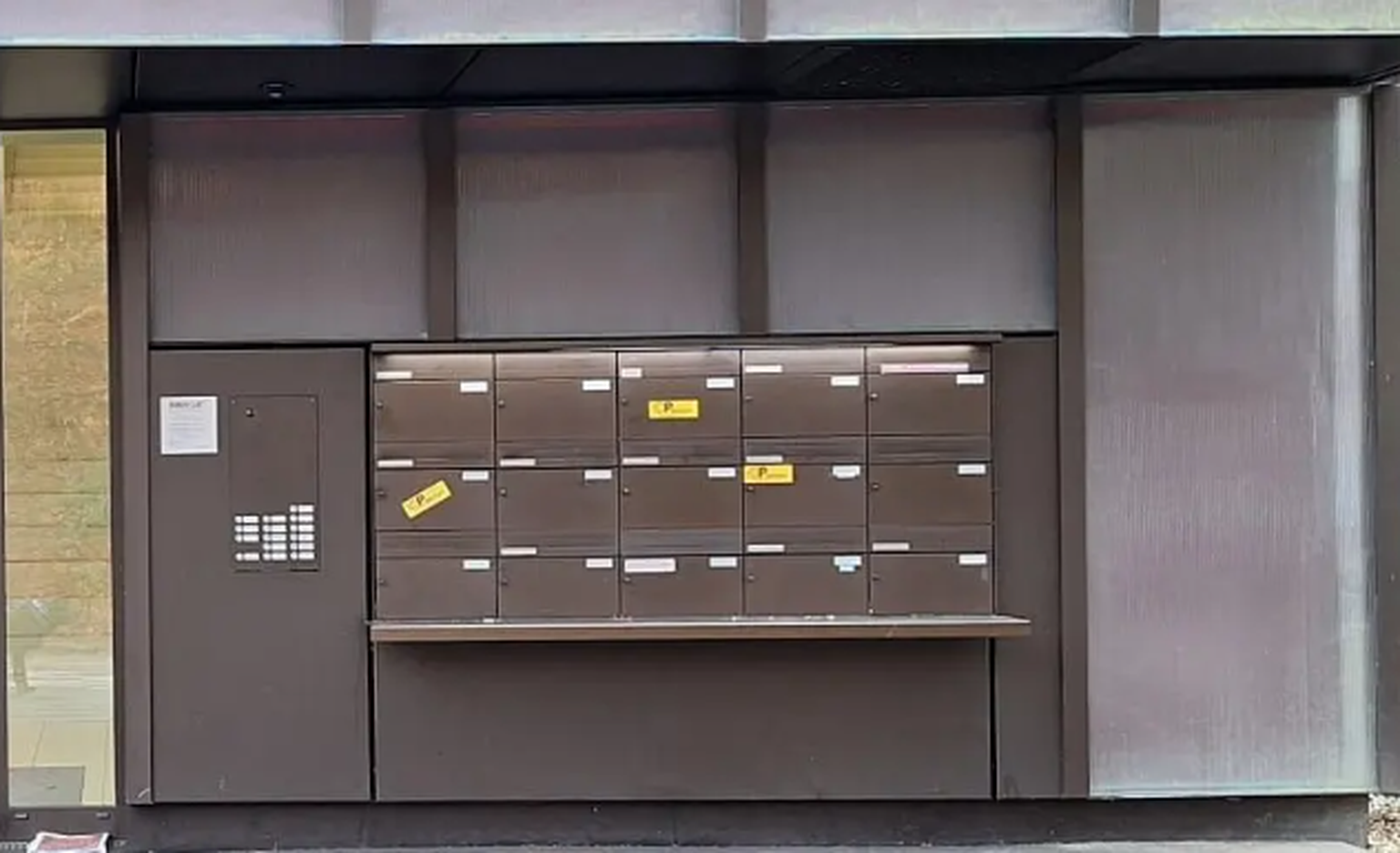 De plus en plus de flyers de protestation contre la Poste apparaissent sur les boîtes aux lettres.