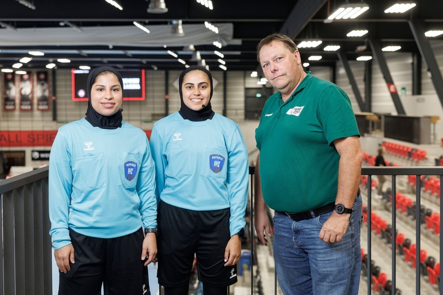 Maali Alenezi et Dalal Al-Naseem sont notamment encadrées par Stephan Summ, responsable des arbitres en Suisse.