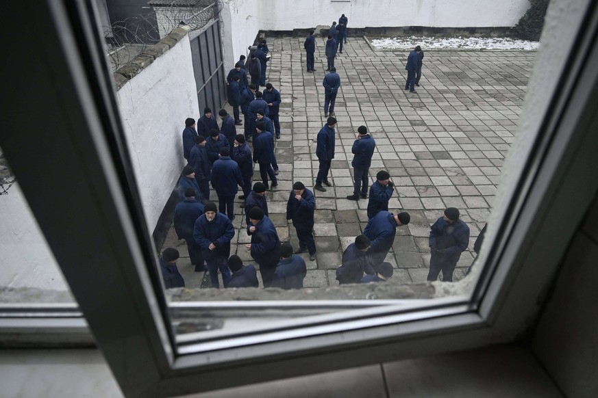 Les prisonniers de guerre russes se tiennent dans la cour.