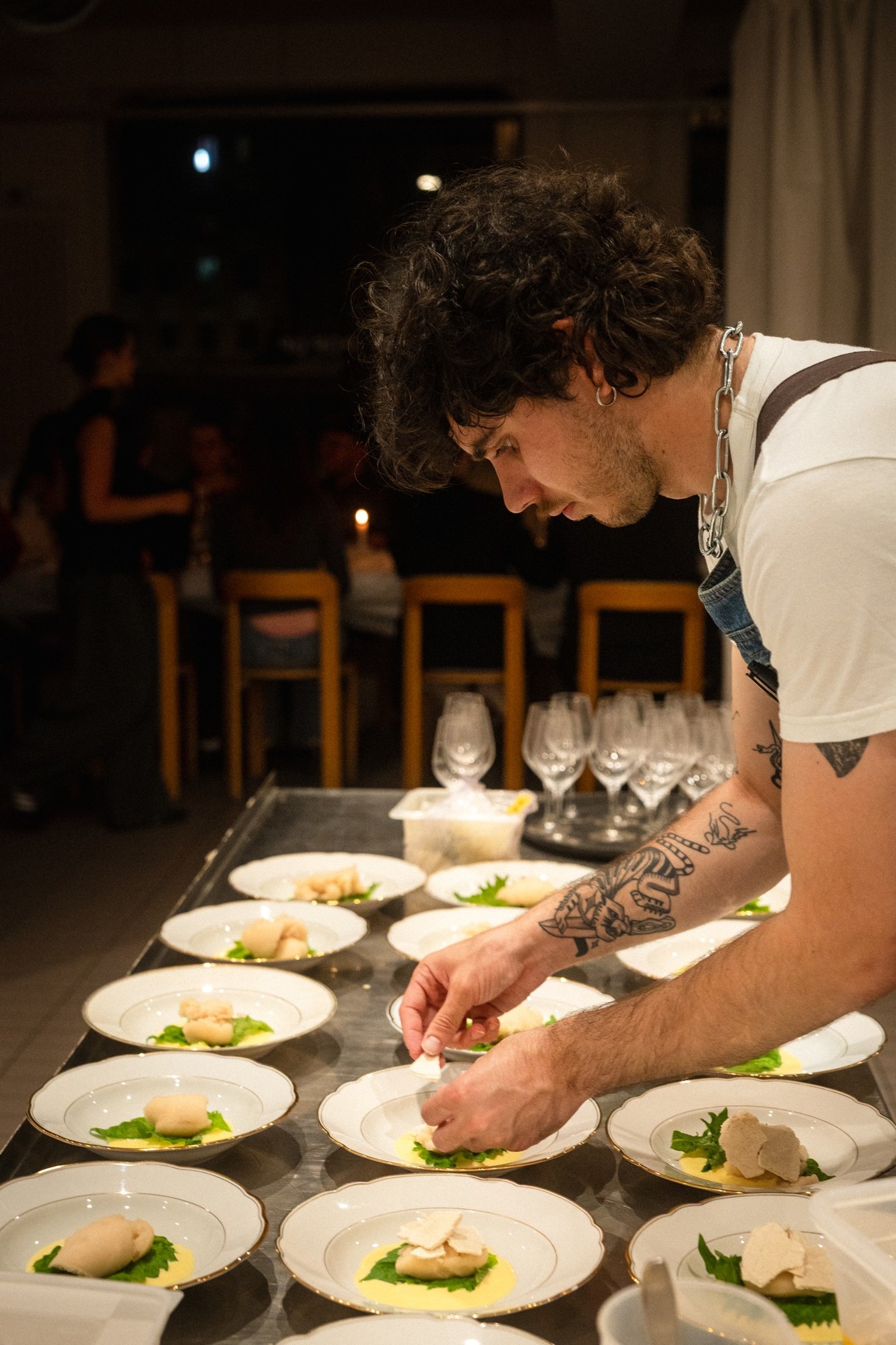 Charles Labaune est en train de dresser ses assiettes.