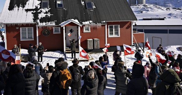 Des manifestants devant le consulat des États-Unis lors d&#039;une manifestation sous le slogan « Le Groenland appartient au peuple groenlandais », à Nuuk, au Groenland, le samedi 15 mars 2025.