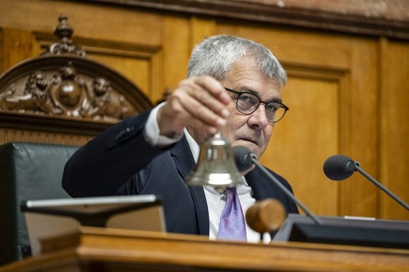 Nationalratspraesident Eric Nussbaumer, SP-BL, laeutet die Glocke zu Sitzungbeginn, an der Herbstsession der Eidgenoessischen Raete, am Mittwoch, 11. September 2024 im Nationalrat in Bern. (KEYSTONE/A ...