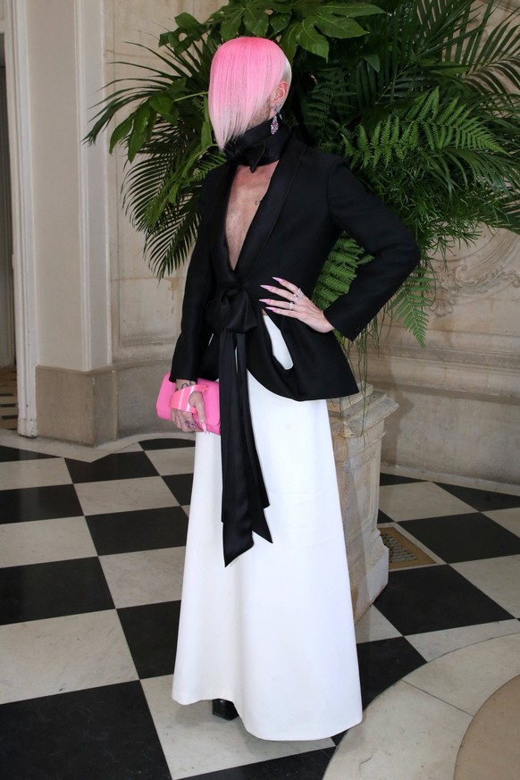 A Guest at the Christian Dior Fashion Show, Fall/Winter 20262027 Haute Couture Collection Photocall, as part of Paris Fashion Week, France, July 6, 2026 Bertrand Rindoff Bestimage Christian Dior Haute ...