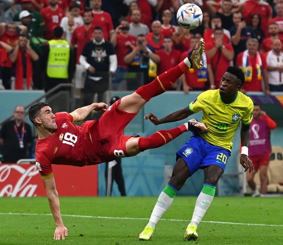 epa10326201 Vinicius Junior (R) of Brazil in action against Dusan Vlahovic of Serbia during the FIFA World Cup 2022 group G soccer match between Brazil and Serbia at Lusail Stadium in Lusail, Qatar, 2 ...