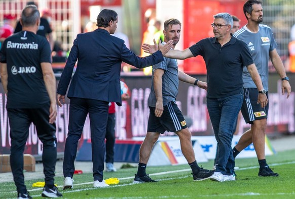 14.08.2021, Berlin: Fußball: Bundesliga, 1. FC Union Berlin - Bayer Leverkusen, 1. Spieltag, Stadion An der Alten Försterei. Trainer Urs Fischer (2.v.r) von Union Berlin und Trainer Gerardo Seoane (2. ...