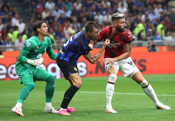 epa10864886 AC Milan&#039;s Olivier Giroud (R) fights for the ball with Inter Milan&#039;s Francesco Acerbi (C) and his AC Milan goalkeeper Yann Sommer during the Italian Serie A soccer match between  ...