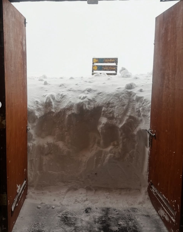 Des murs de neige devant les portes. Ici, la station de ski chilienne de Portillo.