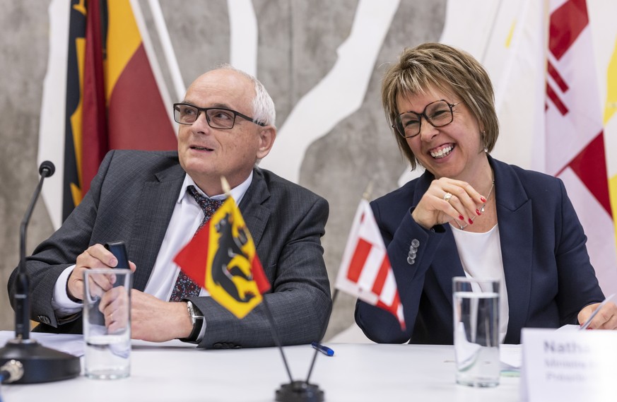 Die Jurassische Ministerin Nathalie Barthoulot, rechts, und der Berner Regierungsrat Pierre Alain Schnegg, entspannen sich, nachdem sie das Konkordat vorgestellt haben, welches die Modalitaeten fuer d ...