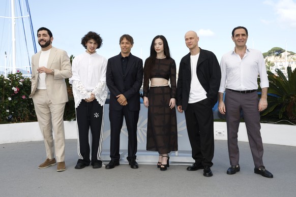 epa11359617 (R-L) Actors Karren Karagulian, Yuriy Borisov, Mikey Madison, US director Sean Baker, Mark Eydelshteyn and Vache Tovmasyan attend the photocall for 'Anora' during the 77th annual ...