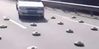 En Ukraine, les voitures slaloment entre les mines