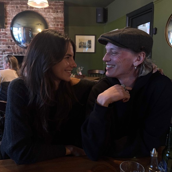 Elena Taber et Jamie Campbell Bower, en 2025.