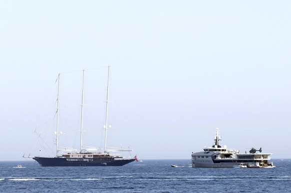 Jeff Bezos und seine Freundin Lauren Sanchez urlauben derzeit auf seiner Yacht Koru mit Begleityacht Abeona in Cannes. Die Yacht ist 127 Meter lang und 70 Meter hoch, hat ca. 470 Millionen Euro gekost ...