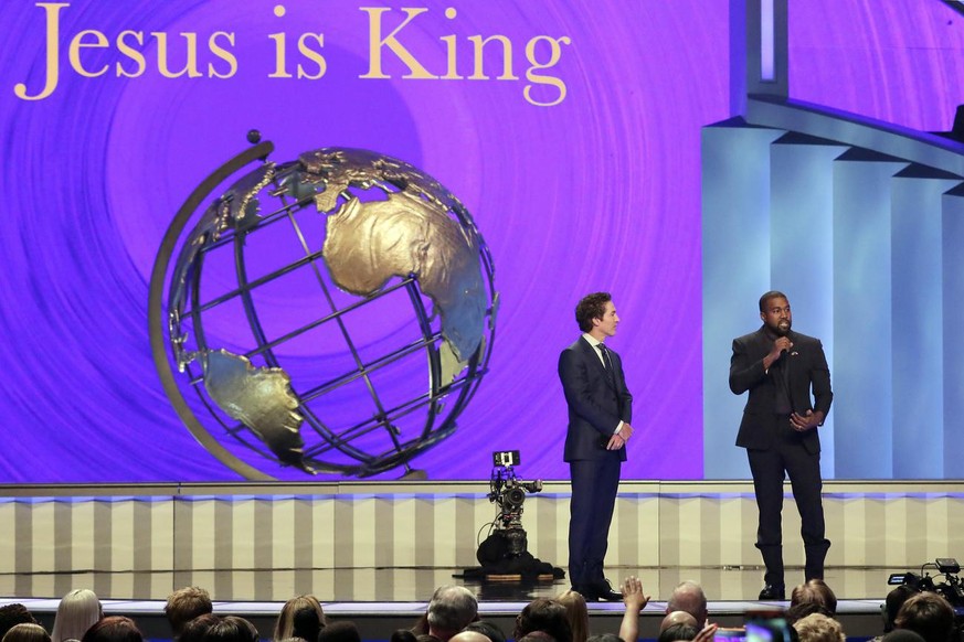 Kanye West, à droite, répond aux questions du pasteur principal Joel Osteen, à gauche, pendant le service de 11 heures à l'église Lakewood.