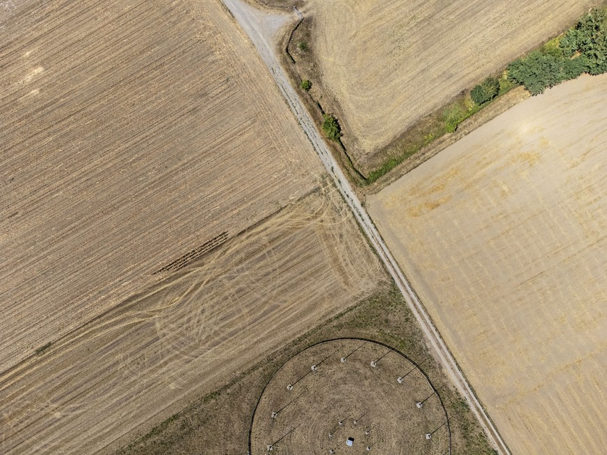 Ein trockenes Feld bei Stabio am Donnerstag, 4. August 2022. Die Trockenheit hat das Mendrisiotto weiterhin fest im Griff. Seit Wochen ist der private Wasserbezug stark eingeschraenkt und auf die Land ...