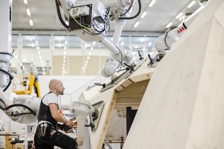 Frank Lindner, Zimmermann, kontrolliert Holzelemente die Roboter zusammensetzen, beim Bau einer bepflanzten architektonischen Skulptur, Haengende Gaerten, Semiramis im robotischen Fertigungslabor der  ...