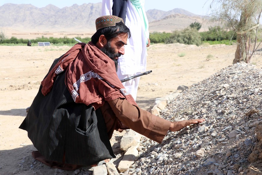 epa10208236 Taliban and local residents visit the site of a mass-grave and the re-burial of the mortal remains, that was found by locals in Spin Boldak, Kandahar, Afghanistan, 26 September 2022. Talib ...