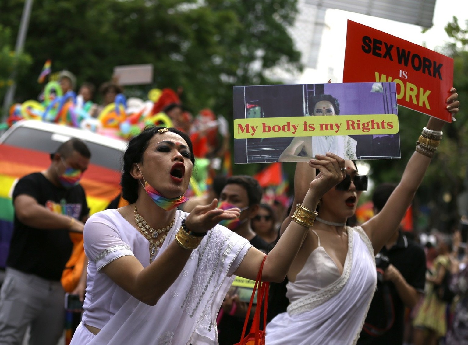 Des membres thaïlandais de la communauté LGBT tiennent une banderole portant le message "Mon corps est mon droit", alors qu'ils participent à la parade marquant la Journée de la fierté 2022 à Bangkok, ...