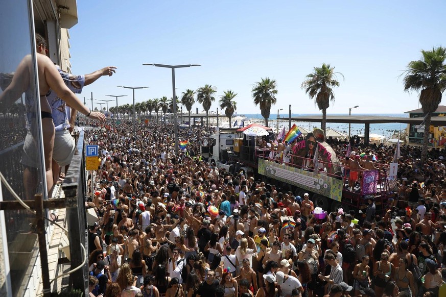 Des dizaines de milliers de personnes ont fait la fête à Tel Aviv la semaine dernière dans le cadre de la «Pride Parade» - il s'agissait du plus grand événement public en Israël depuis le début de la  ...