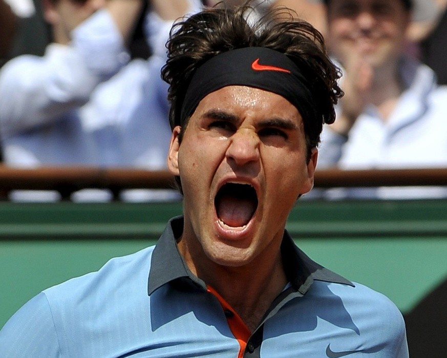 epa01748213 Roger Federer of Switzerland celebrates his victory over Tommy Haas of Germany during their fourth round match for the French Open tennis tournament at Roland Garros in Paris, France, 01 J ...