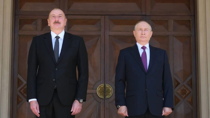 Le président russe Vladimir Poutine et le président azerbaïdjanais Ilham Aliyev. Un accident d&#039;avion survenu l&#039;année dernière pèse énormément sur les relations entre les deux pays.