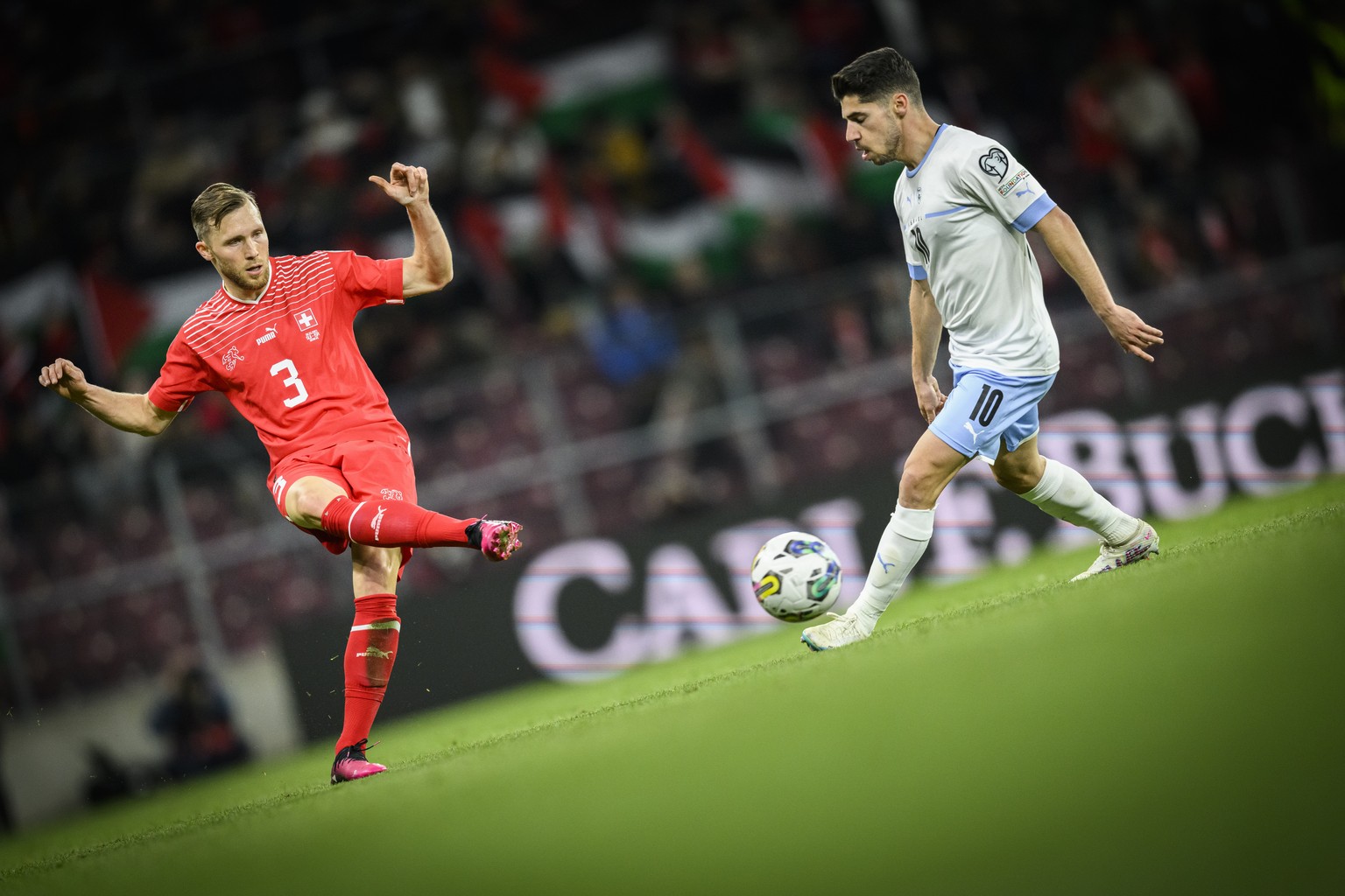 Switzerland&#039;s defender Silvan Widmer, left, fight for the ball with Israel&#039;s Manor Solomon, right, during the UEFA Euro 2024 qualifying group I soccer match between Switzerland and Israel, a ...