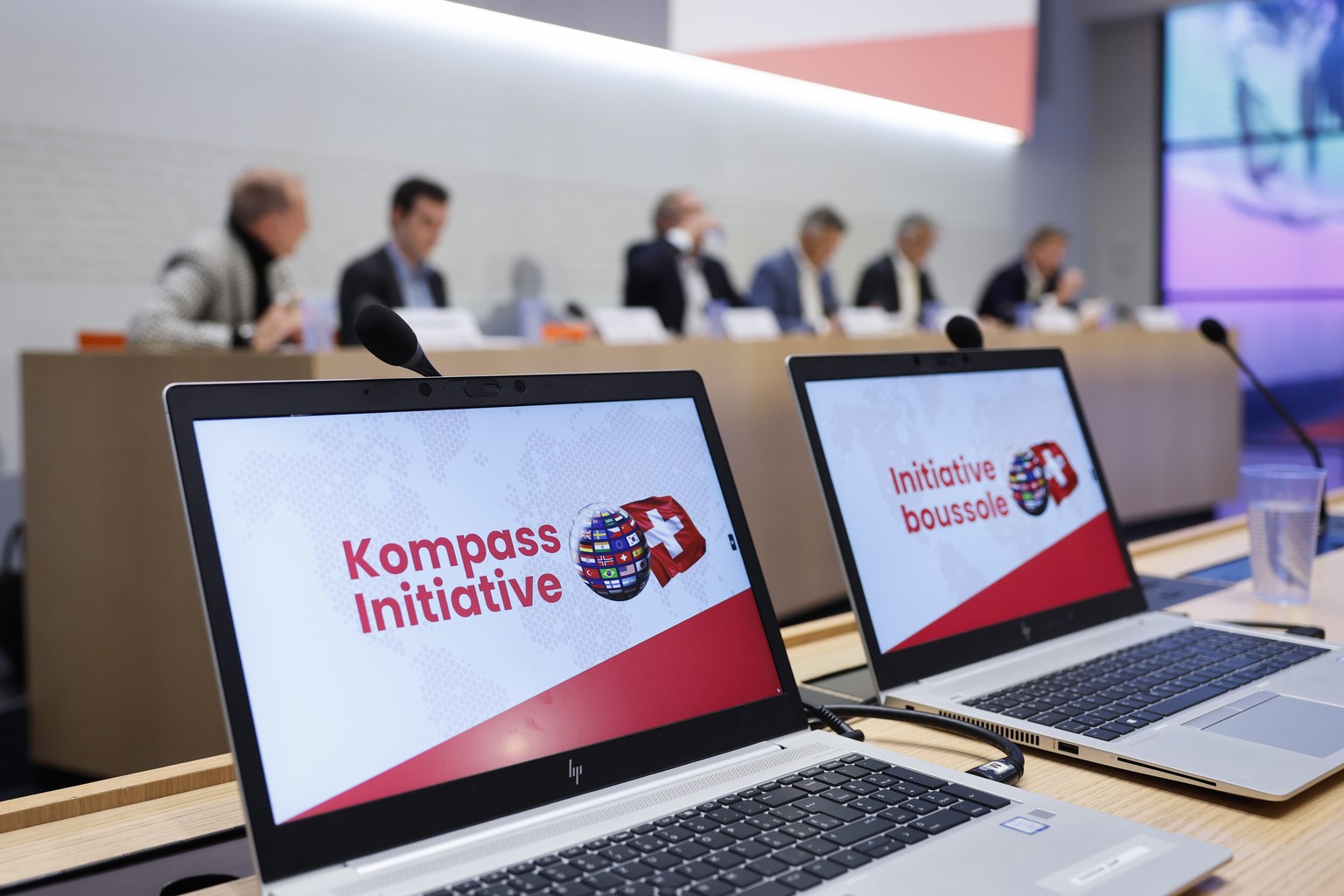 Das Logo der Kompass-Initiative wird auf einem Bildschirm eingeblendet, waehrend einer Medienkonferenz zur Eidgenoessischen Volksinitiative &quot;Fuer eine direktdemokratische und wettbewerbsfaehige S ...