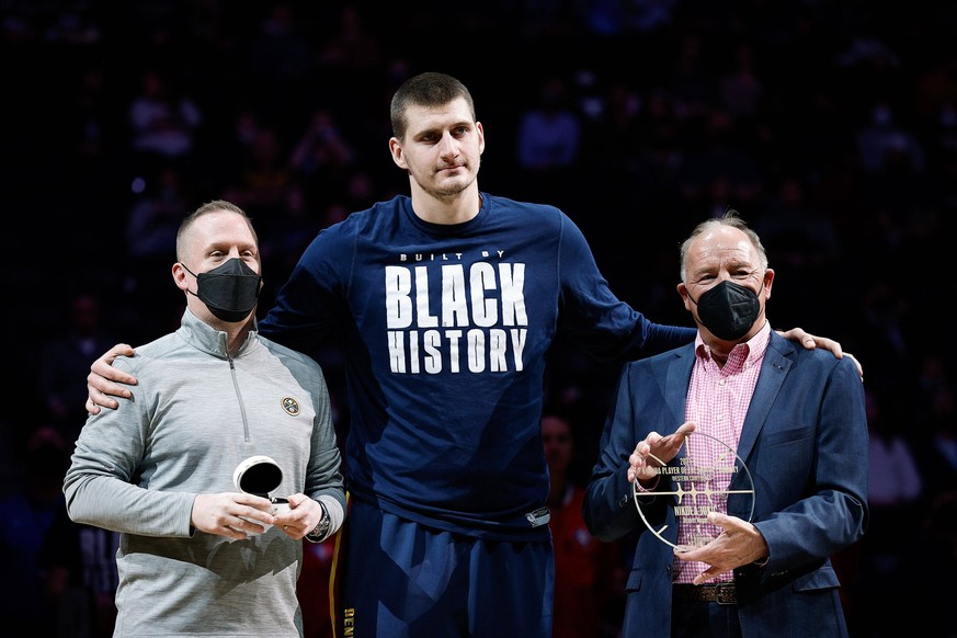 NBA, Basketball Herren, USA Orlando Magic at Denver Nuggets, Feb 14, 2022 Denver, Colorado, USA Denver Nuggets center Nikola Jokic C is presented with an NBA All-Star ring from Nuggets president Tim C ...