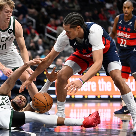 Kyshawn George à la lutte avec Giannis Antetokounmpo