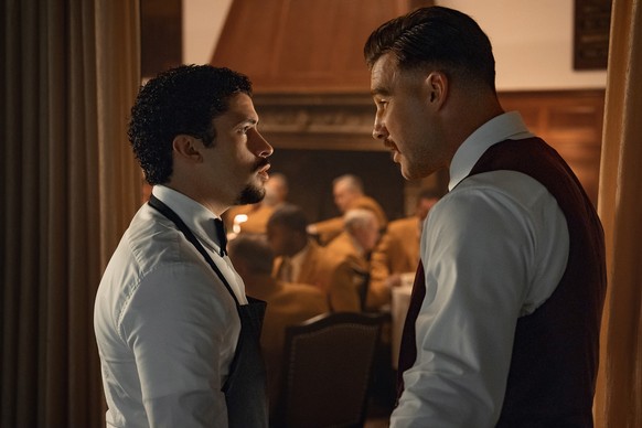 HAPPY GILMORE 2. (L to R) Benito Antonio Martínez Ocasio as Oscar Mejias and Travis Kelce as The Waiter in Happy Gilmore 2. Cr. Scott Yamano/Netflix © 2025.