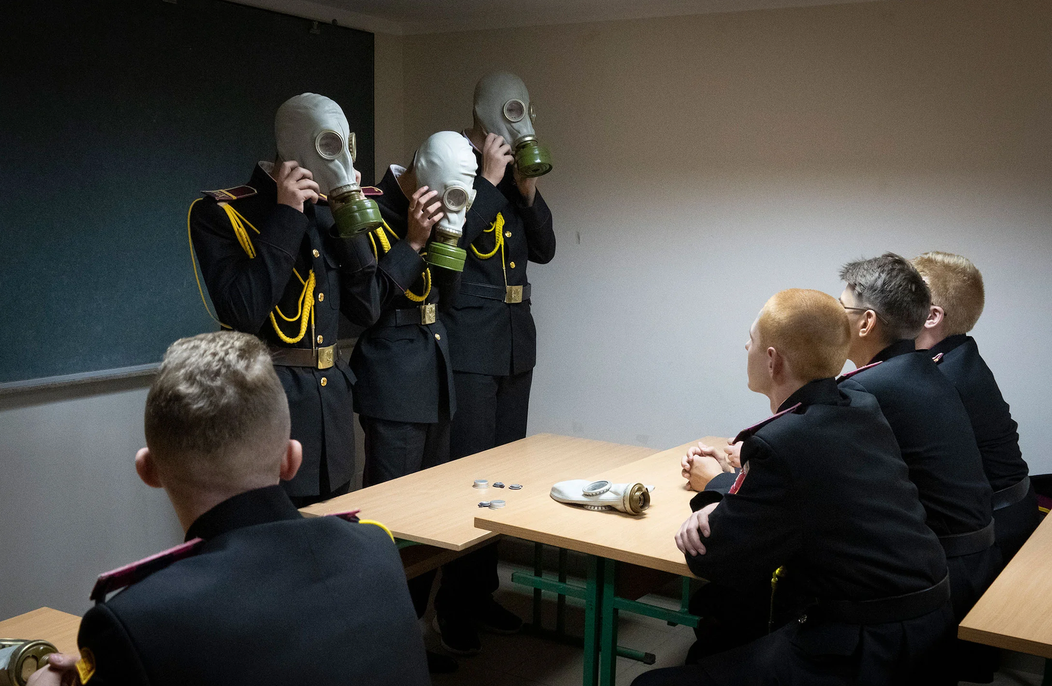 Des étudiants s'exercent à une situation d'urgence, dans un abri anti-aérien. C'est le premier jour d'école dans un lycée des cadets à Kiev en Ukraine, le 1er septembre.