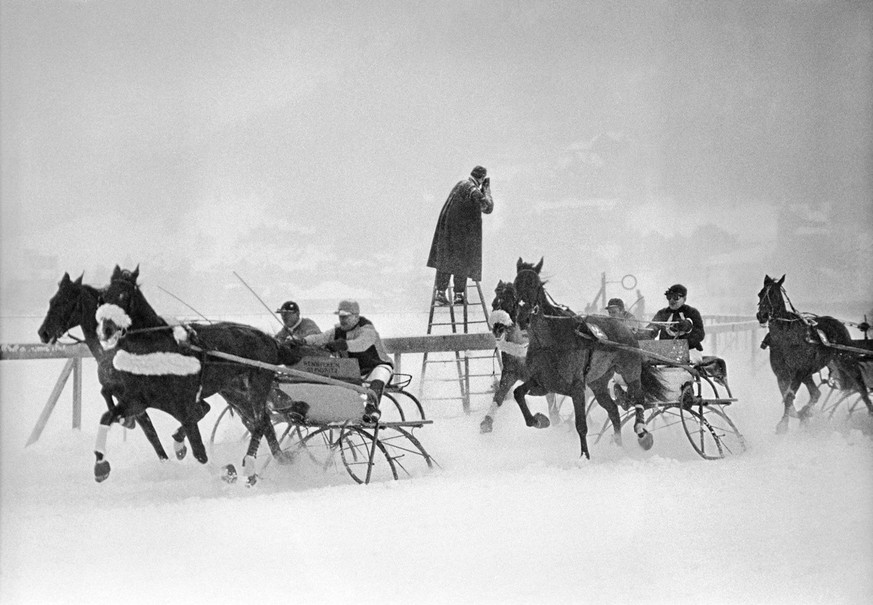 Das Feld im Trabrennen um den "Baederpreis" am Internationalen Pferderennen White Turf in St. Moritz, Schweiz, im Januar 1952. Der Anlass findet seit 1907 auf dem zugefrorenen See st ...