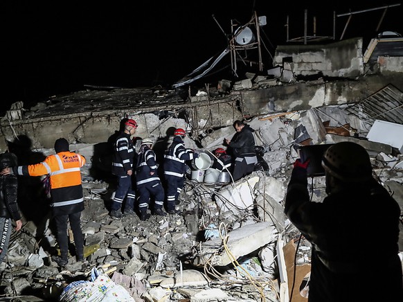 Les op�rations de sauvetage se sont poursuivies pendant la nuit, notamment � Iskenderun, en Turquie.