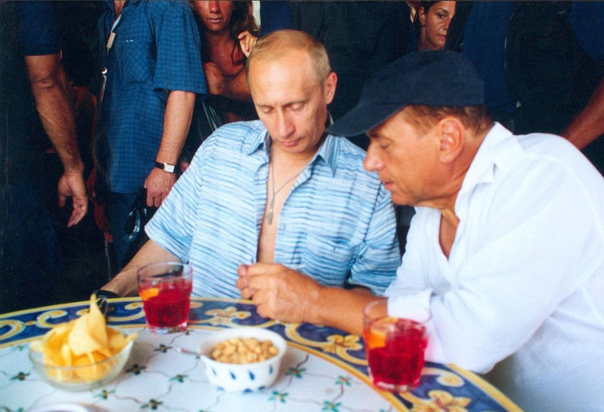 Präsident Wladimir Putin (li., Russland) und Ministerpräsident Silvio Berlusconi (Italien) verbringen ihren gemeinsamen Urlaub auf der Villa Certosa - Sardinien PUBLICATIONxINxGERxSUIxAUTxONLY

Presid ...