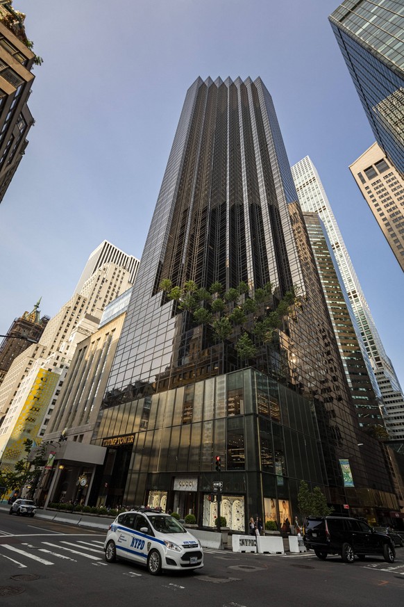 Trump Tower On 5th Avenue In Manhattan New York City Trump Tower building with the inscription on it and a US flag in New York City in the United States of America. The 58-floor skyscraper is reaching ...