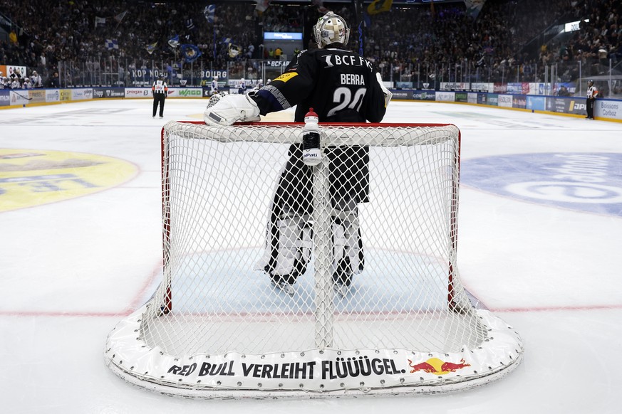 Ein Red Bull Werbe-Slogan steht auf dem Tor von Torhueter Reto Berra (HCFG) im Eishockey Meisterschaftsspiel der National League zwischen dem HC Fribourg Gotteron und dem EHC Kloten, am Donnerstag, 9. ...