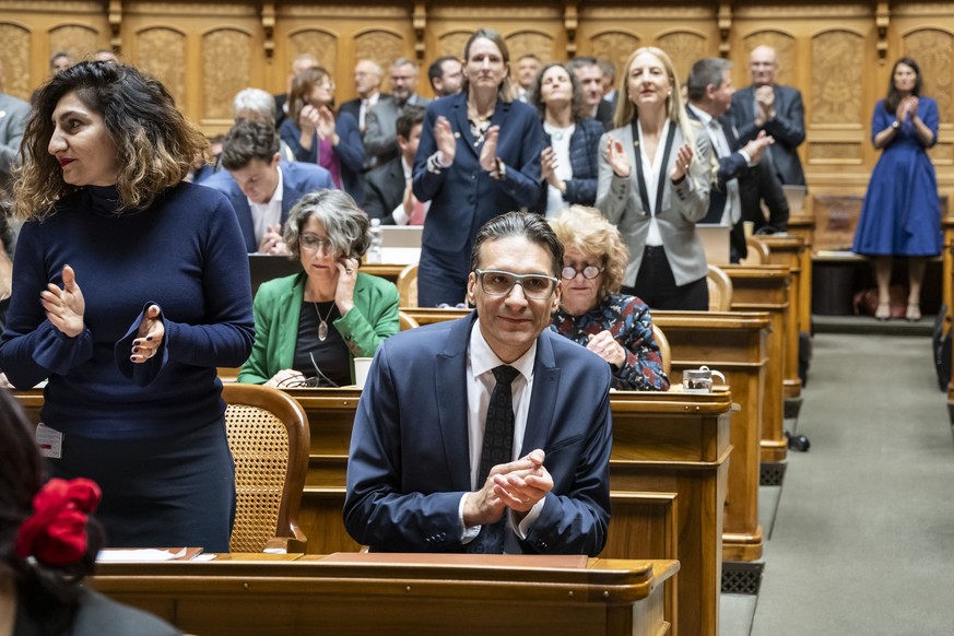 Bundesratskandidat Gerhard Andrey, GP-FR, Mitte, erhebt sich neben seiner Parteikollegin Sibel Arslan, GP-BS, links, nach Bekanntgabe der Wahl von Bundesrat Ignazio Cassis, an den Gesamterneuerungswah ...