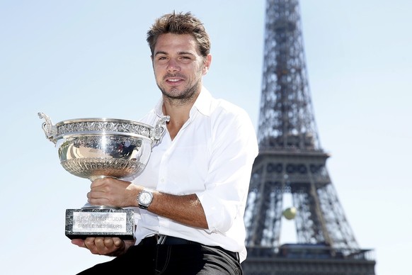 epa04789253 Stan Wawrinka of Switzerland poses with the winner&#039;s trophy near the Eiffel tower after winning the men&#039;s final of the French Open tennis championships at Roland Garros, Paris, F ...