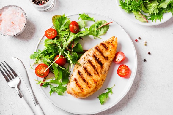 Une poitrine de poulet contient environ 30 grammes de protéines, soit environ la moitié de la consommation journalière pour une personne de 70 kg.