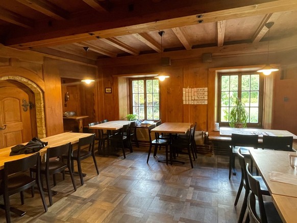 Le confort dans un cadre historique : la salle à manger de l'auberge de jeunesse de Brugg.