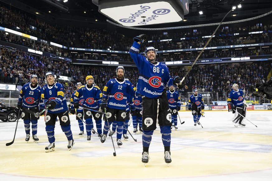Julien Sprunger (HCFG), au centre, celebre apres la victoire (2-1) avec ses coequipiers apres le sixieme match de la finale des play-off du championnat suisse de hockey sur glace de National League en ...