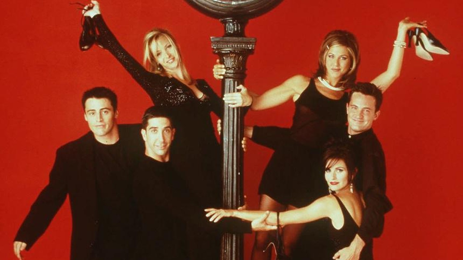 The cast of the NBC show &quot;Friends,&quot; pose in this undated file photo. Clockwise from bottom left; David Schwimmer, Matt LaBlanc, Lisa Kudrow, Jennifer Aniston, Matthew Perry and Courteney Cox ...