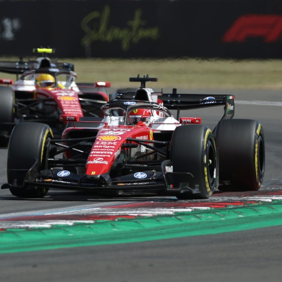 Charles Leclerc (16) a devancé son coéquipier Lewis Hamilton, qui termine troisième après un coup stratégique manqué en fin de course.