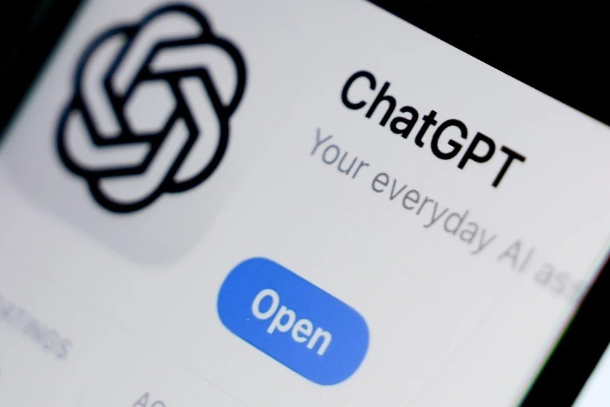 Une illustration montre l'application ChatGPT, développée par l'organisme américain de recherche en intelligence artificielle (IA) OpenAI, affichée sur l'écran d'un smartphone à Be ...