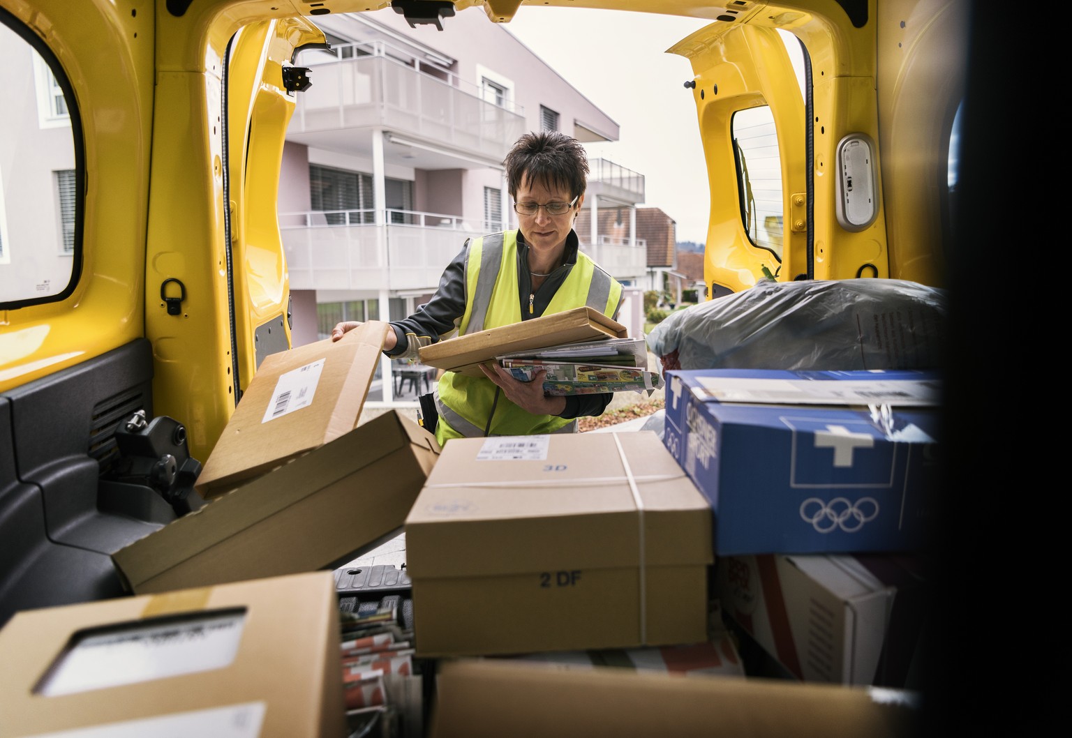 ARCHIVBILD ZUR MK VON SYNDICOM UEBER DIE ARBEITSVERHAELTNISSE IN DER LOGISTIK-BRANCHE, AM DIENSTAG, 17. NOVEMBER 2020 - A mail carrier of the Swiss Post delivers the post, pictured during a postal del ...