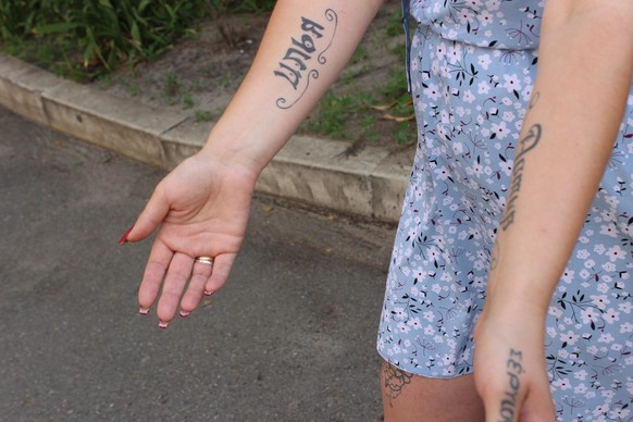 Les tatouages d&#039;Irina, à Irpin, en Ukraine, le 6 juillet 2022.