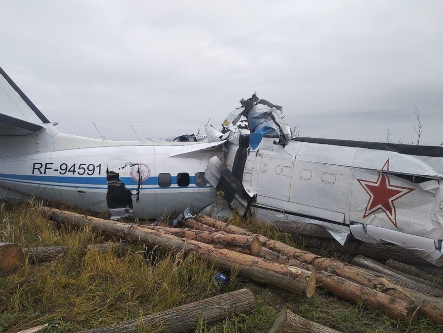 L'appareil, de type L-410, était brisé en deux.