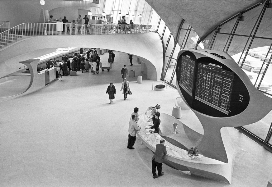 NYC: AIRPORT, 1965. The TWA Flight Center Terminal at John F. Kennedy Airport in Queens, New York. Photograph by Marion Trikosko, 1965. PUBLICATIONxNOTxINxUSAxCANxUKxFRAxESPxJPN Copyright: xGRANGERx/x ...