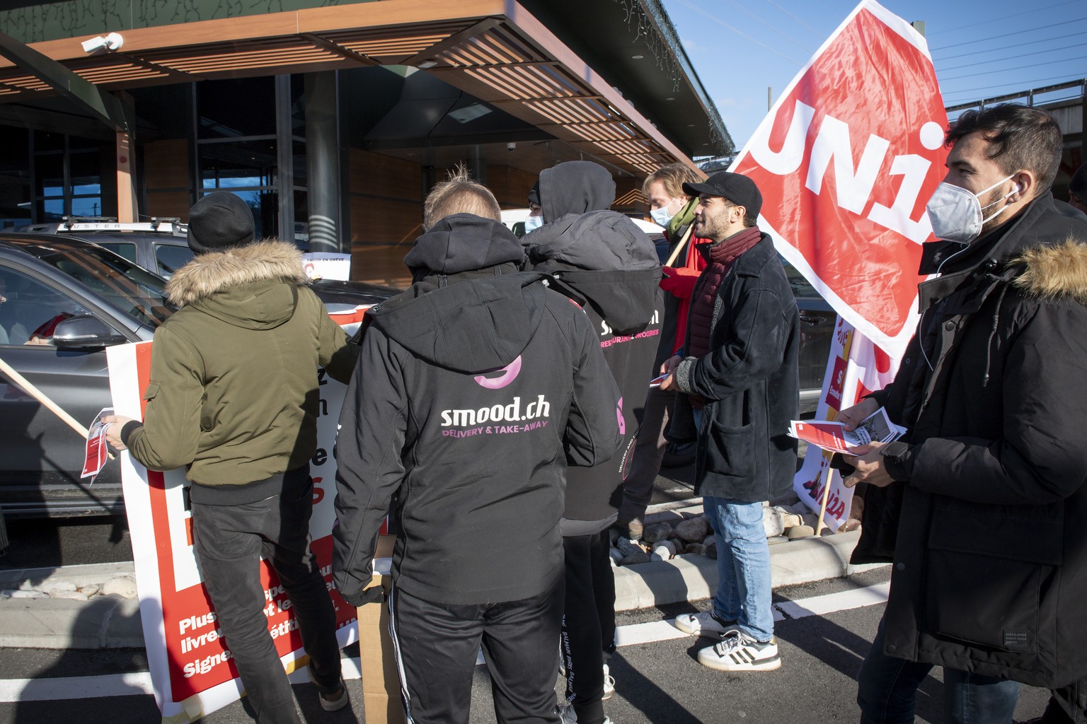 Un groupe de livreurs grevistes de l&#039;entreprise Smood et des militants d Unia manifestent devant le siege de Mc Donald a midi ce vendredi 3 decembre 2021 a Crissier. Ils ont brievement gene la fl ...