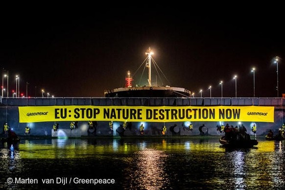Des militants de Greenpeace de plusieurs pays européens bloquent à l&#039;écluse d&#039;IJmuiden, aux Pays-Bas, un navire de 225 mètres de long transportant du soja en provenance du Brésil.