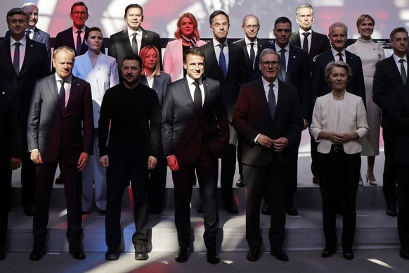 KEYPIX - epa11991316 (Frist row, from L) Poland&#039;s Prime Minister Donald Tusk, Ukraine&#039;s President Volodymyr Zelensky, France&#039;s President Emmanuel Macron, Britain&#039;s Prime Minister K ...